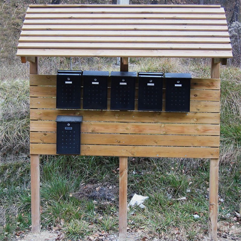 Cartellera de fusta amb teulada per bústies: Organització i Estètica en Entorns Rurals i Urbans